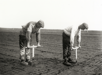 126465 Afbeelding van twee veenstekers aan het werk, vermoedelijk in de omgeving van de Loosdrechtse plassen bij Oud en ...